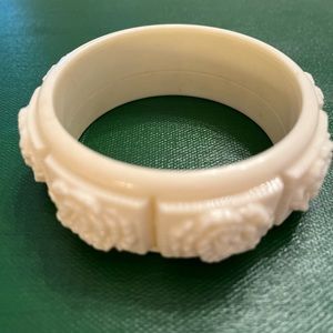 VINTAGE CARVED ACRYLIC BRACELET